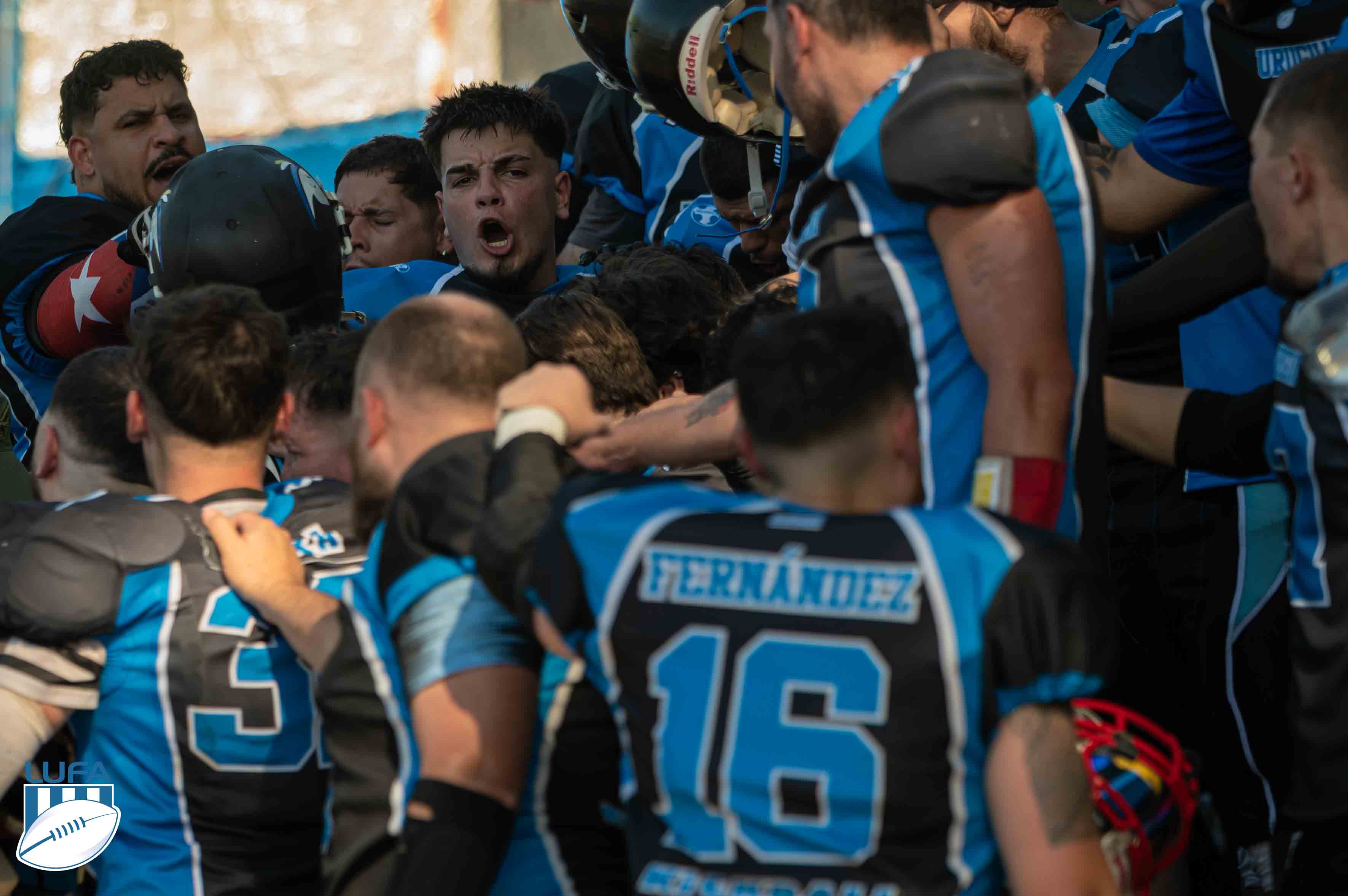 Jugadores de la selección uruguaya de football americano reunidos antes de un partido